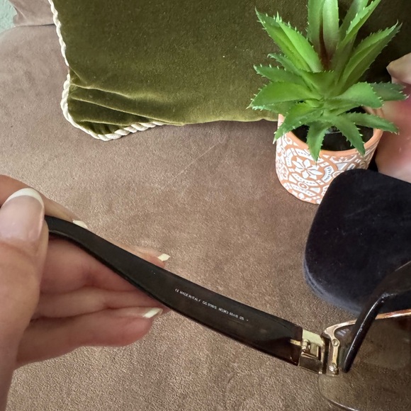 Gucci Sunnies with Case - Picture 8 of 16